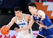 篮球比赛中球员技术高超，表现出色