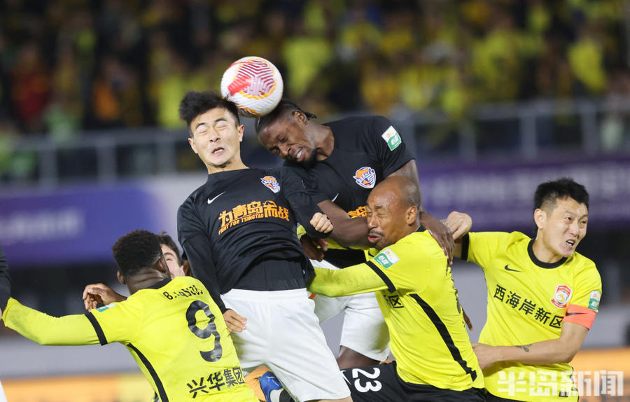 包含中超联赛狂风暴雨，球员们拼尽全力争夺胜负的词条