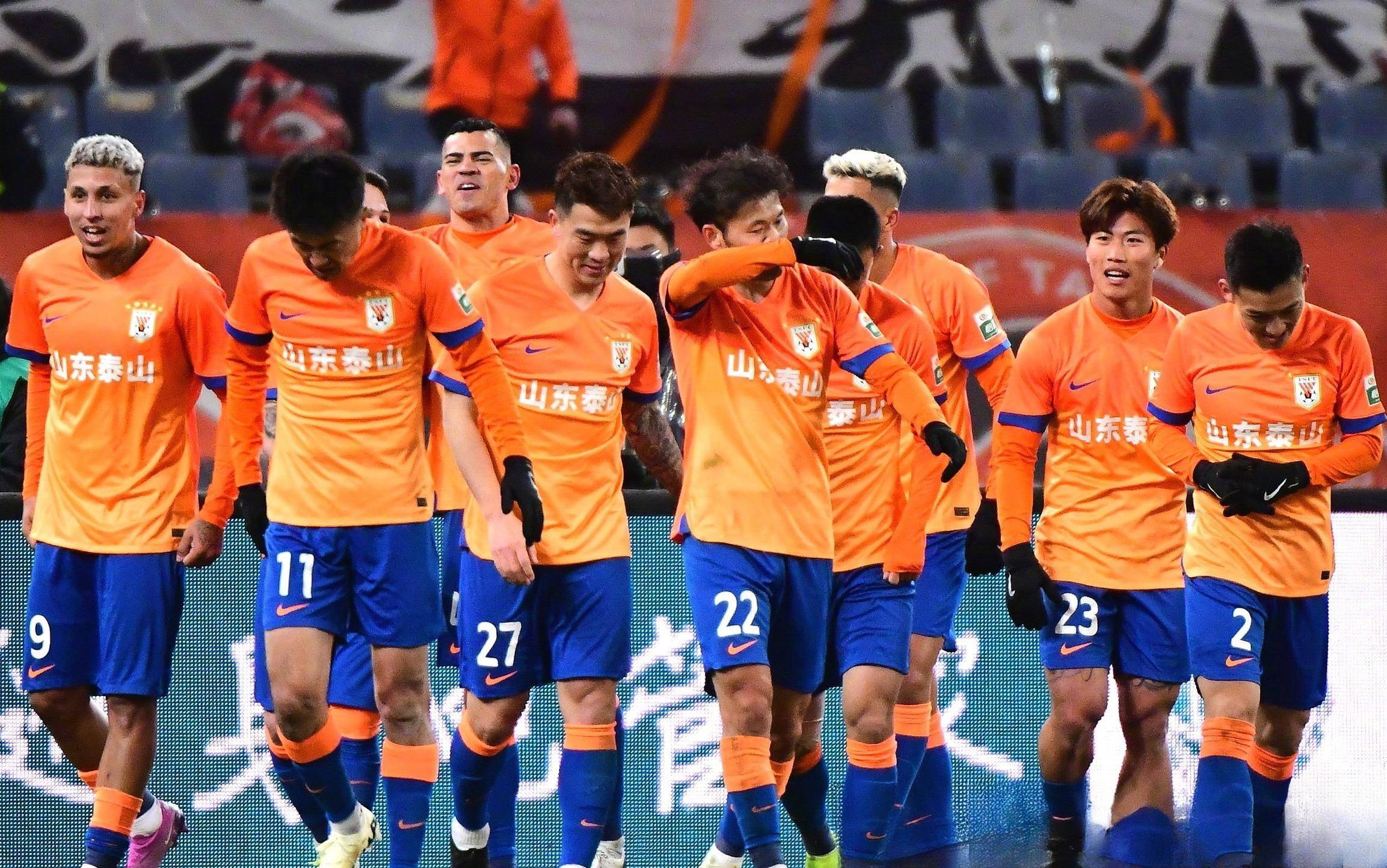 包含中超联赛狂风暴雨，球员们拼尽全力争夺胜负的词条