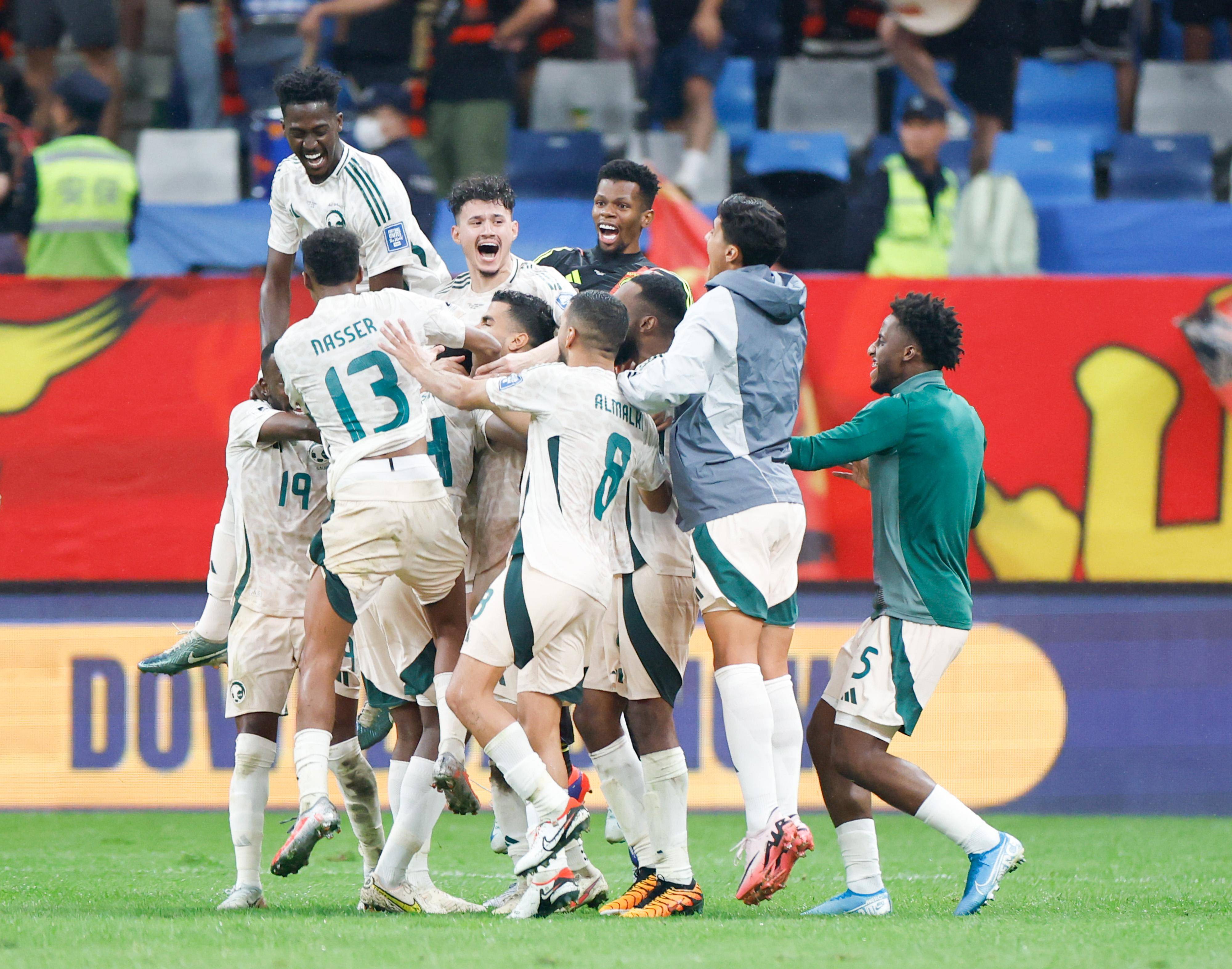 亚洲杯巅峰对决即将上演,球迷期待精彩瞬间 亚洲杯巅峰对决即将上演,球迷期待精彩瞬间