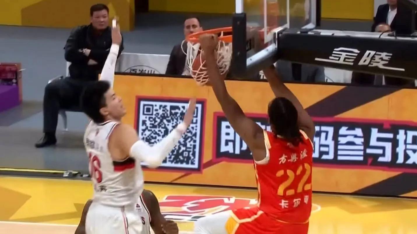 包含奋战球场上队员激情四射，斩获胜利的词条