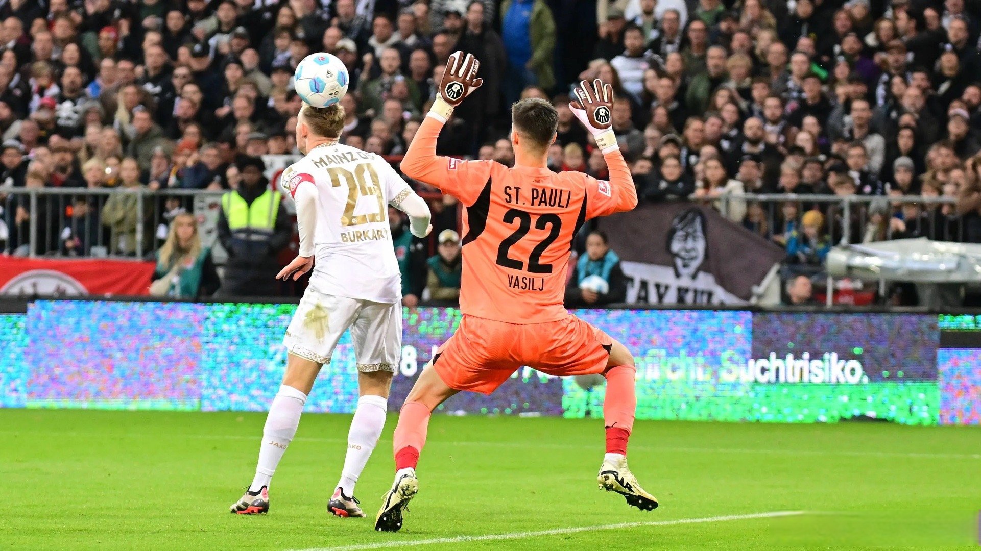 关于美因茨主场逼平门兴，客队遭遇赛季首平的信息