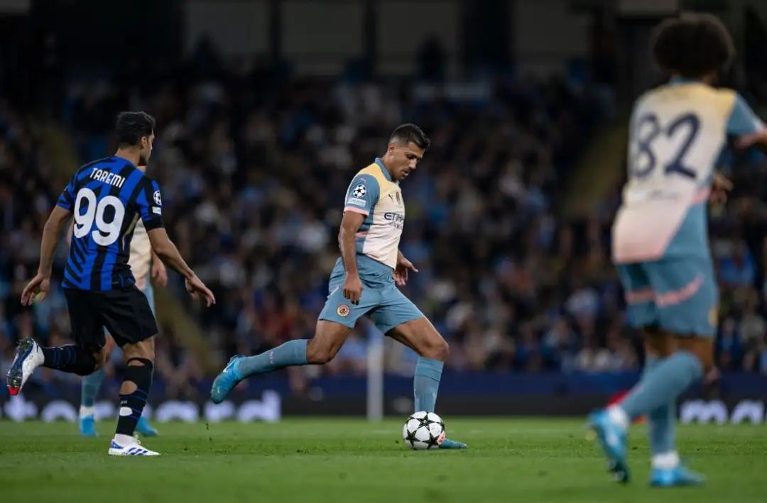 曼城客场战平，主教练调整战术布局的简单介绍