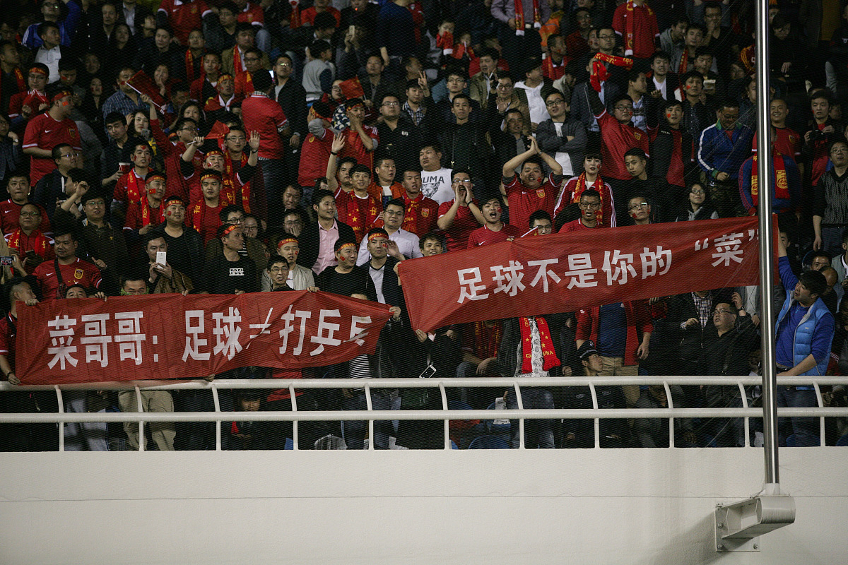 包含完美踢球，一球制胜，球队毫不留情晋级的词条