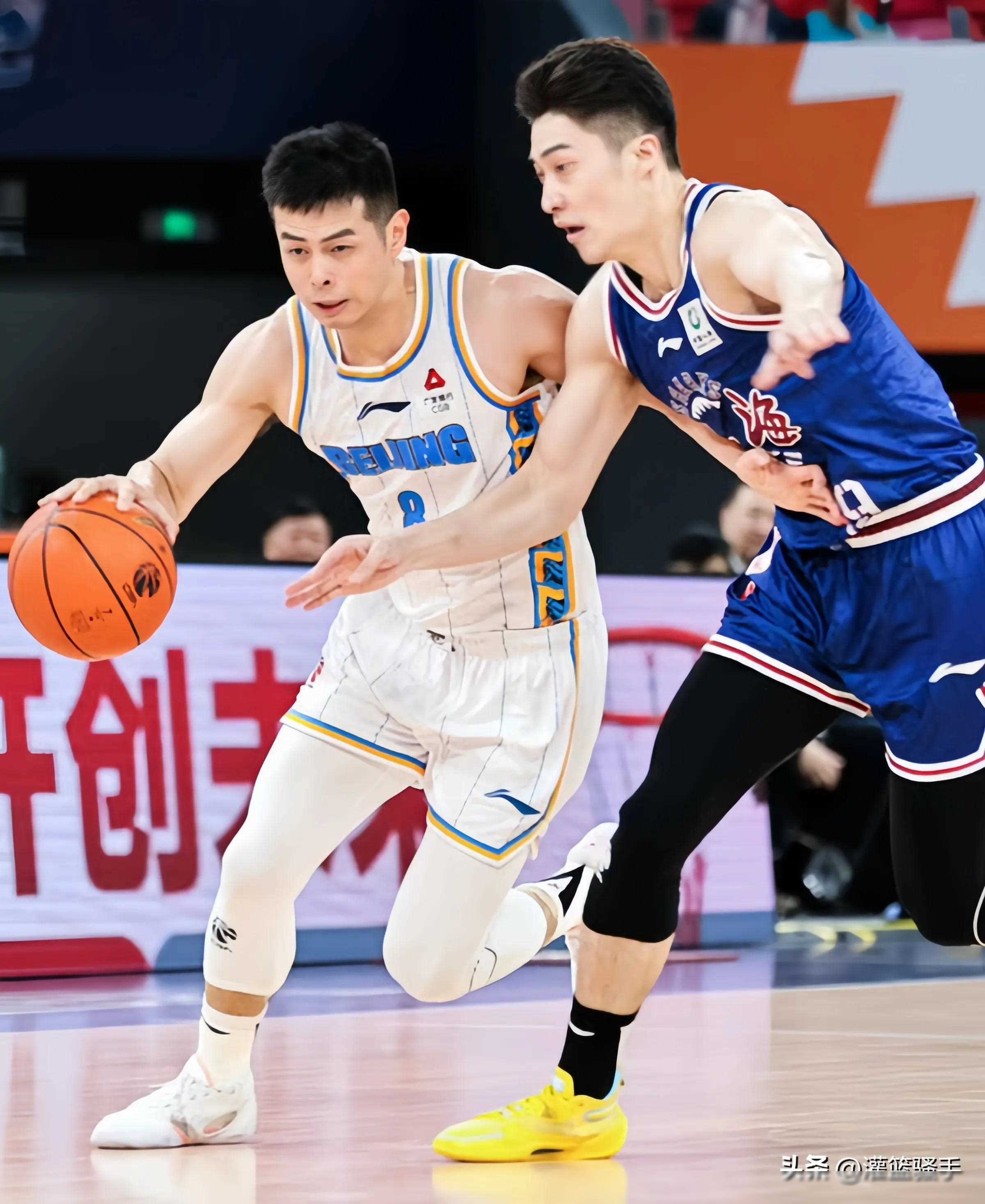 篮球比赛中球员技术高超,表现出色 篮球比赛中球员技术高超,表现出色