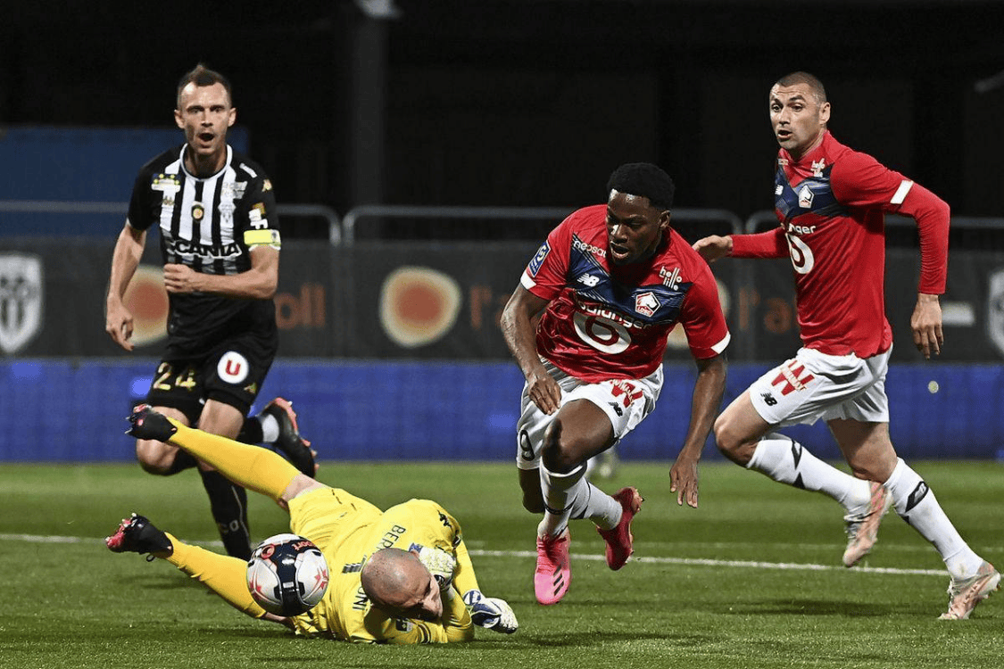 关于汉堡球队遭遇惨败，状态低迷难以逆转的信息