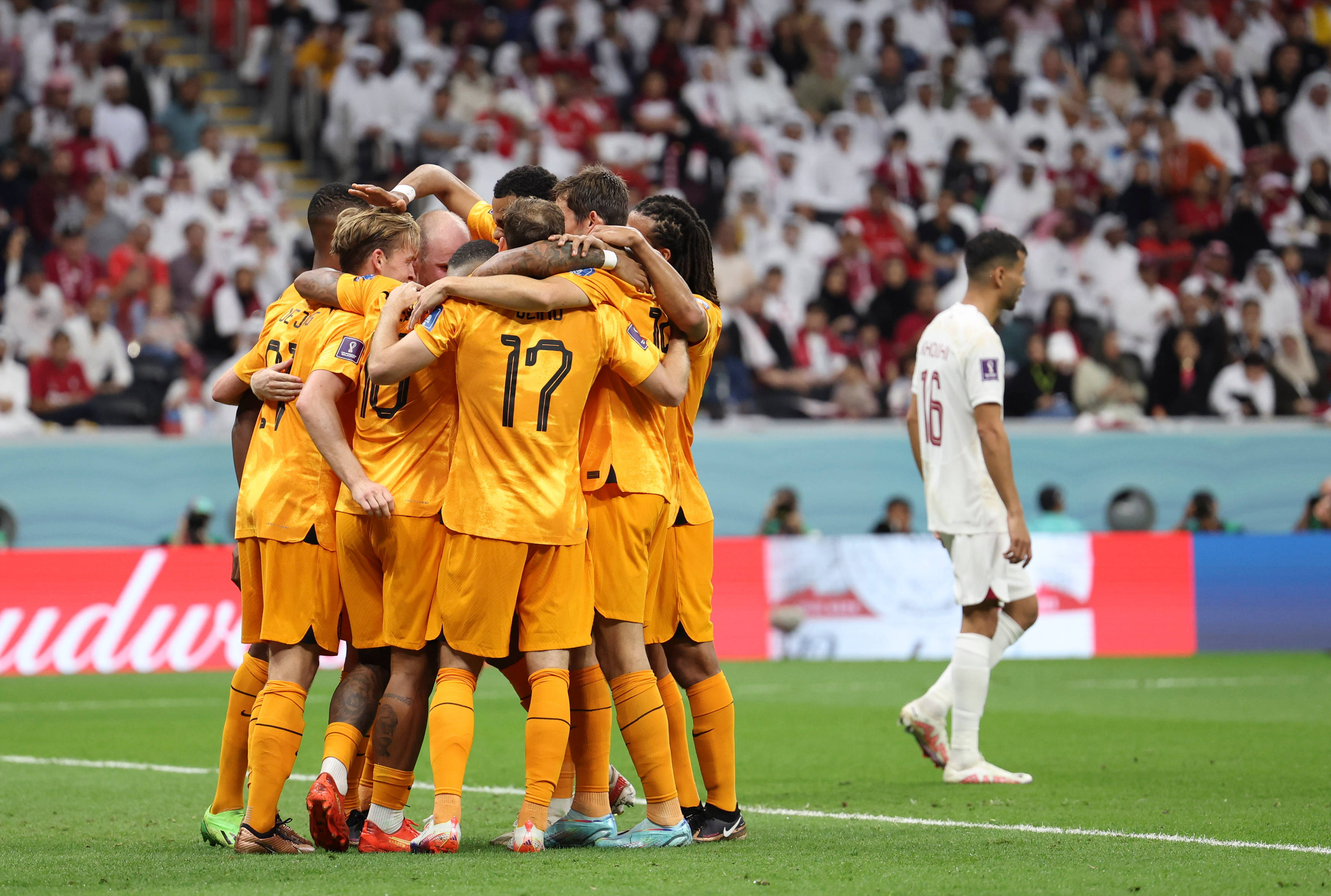 波黑国际队与芬兰队展开对抗，争夺胜利的简单介绍