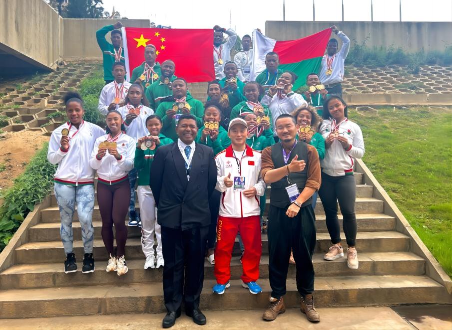 突尼斯选手在田径项目中闯过终点线