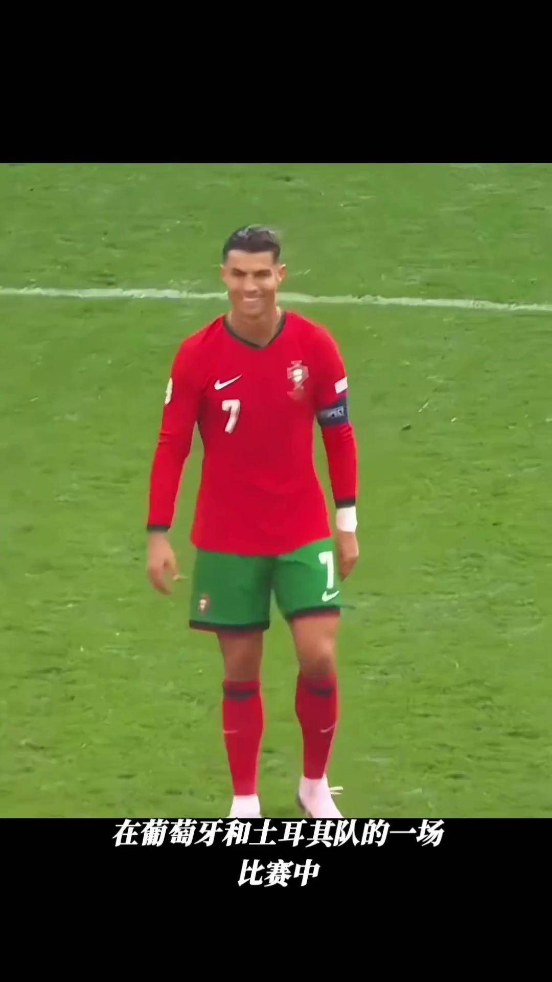 关于足球比赛背后的感人瞬间，球员们值得致敬的信息