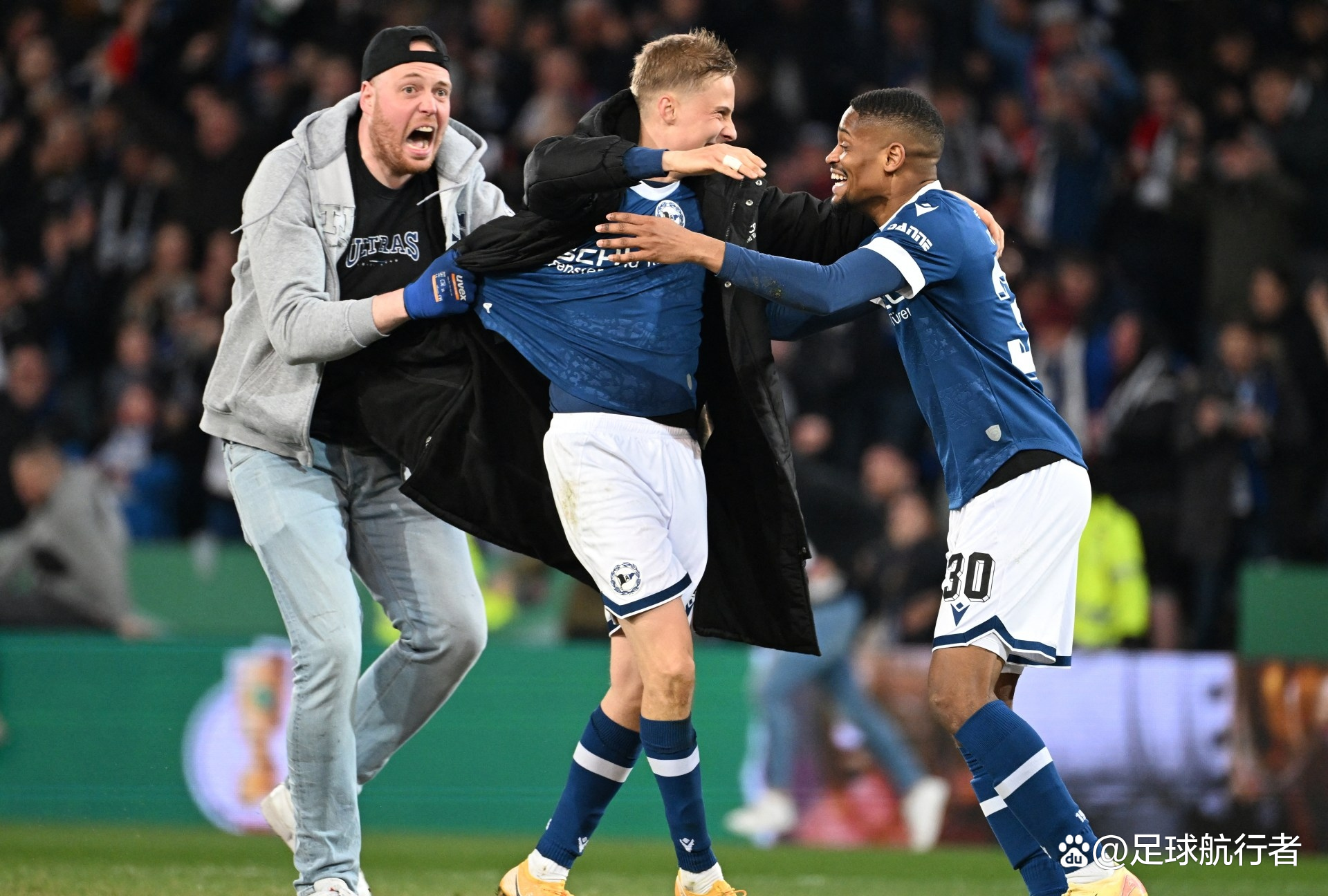 比勒费尔德在一场激战中全力夺胜