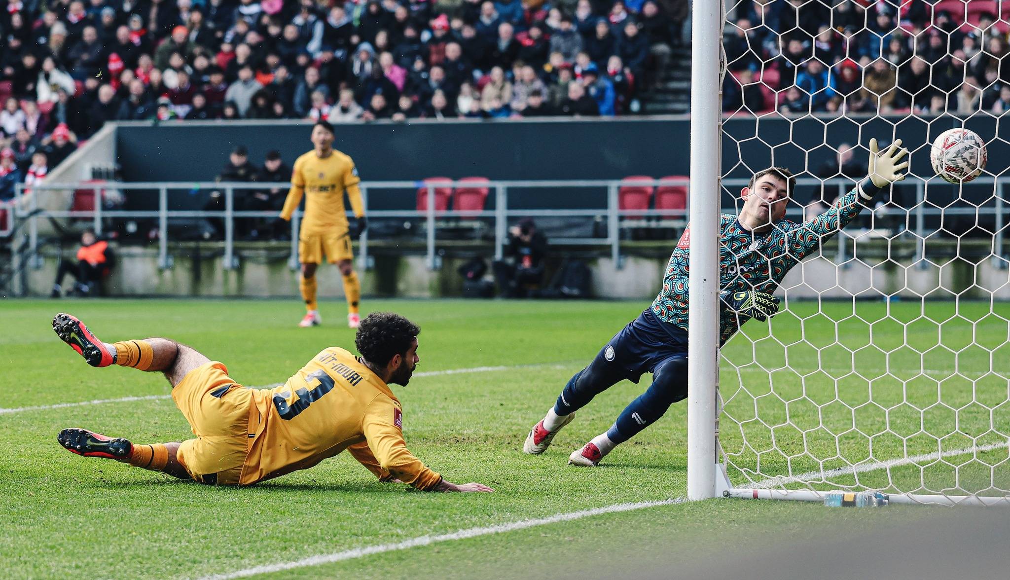 比赛中球员疯狂攻门,多次将球送入对手球门 比赛中球员疯狂攻门,多次将球送入对手球门