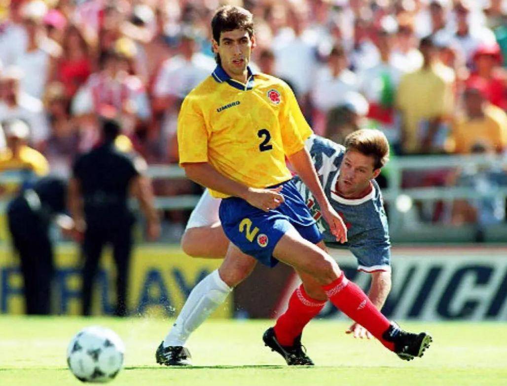 比赛中球员疯狂攻门,多次将球送入对手球门 比赛中球员疯狂攻门,多次将球送入对手球门