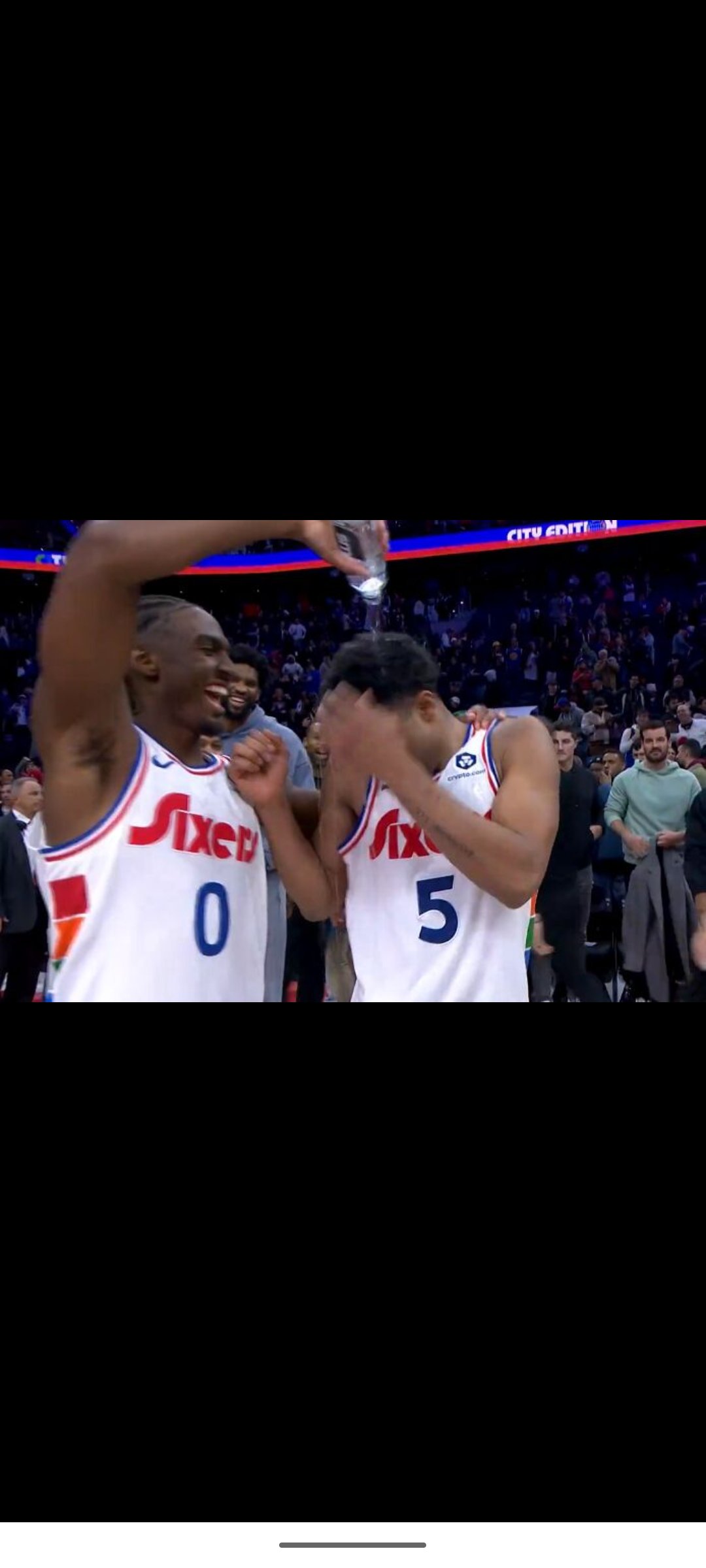 球场上发生了一场激烈的篮球大战，最终有了胜者