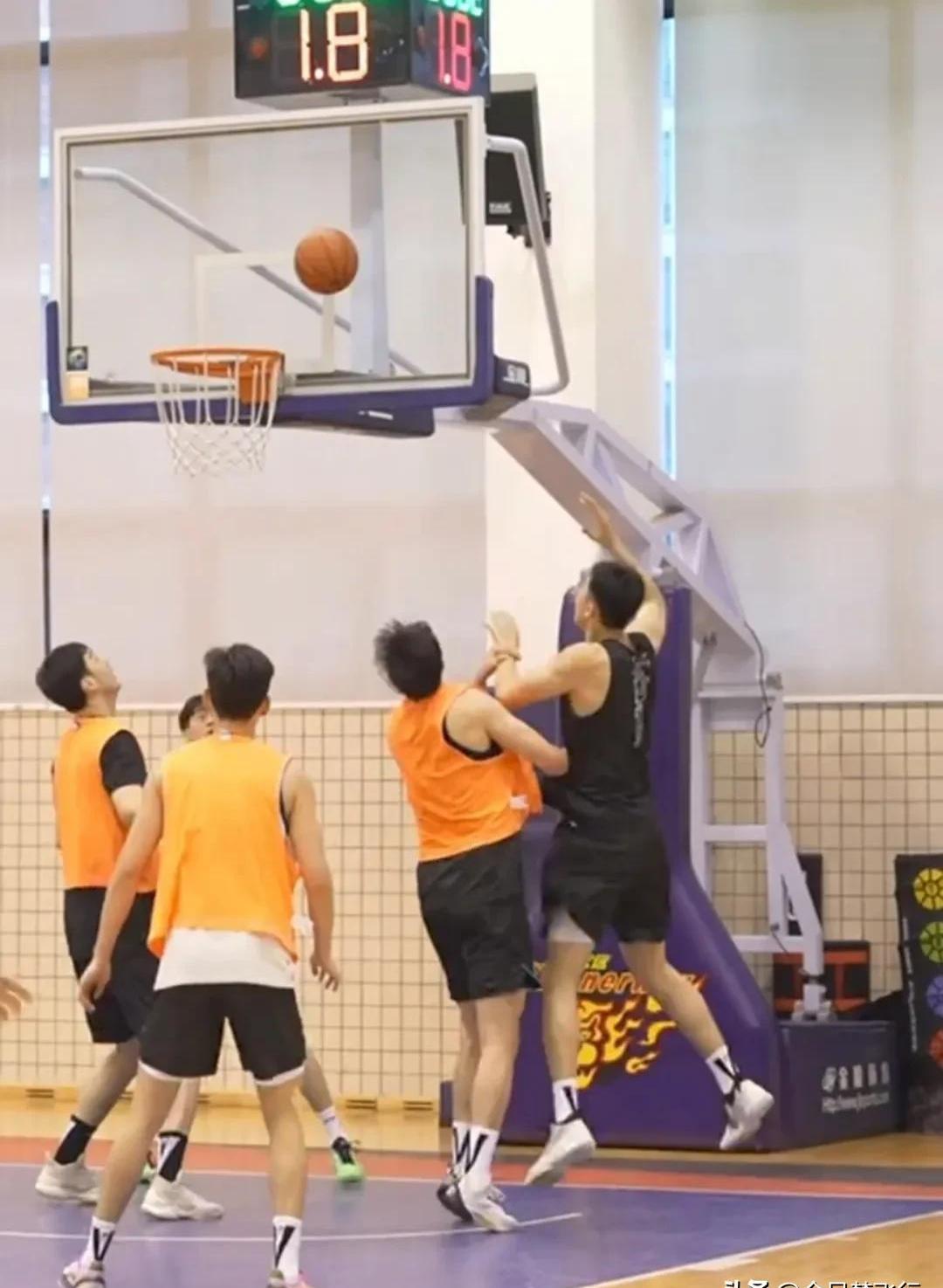 关于精彩对抗场景激烈上演,球员斗志昂扬的信息 关于精彩对抗场景激烈上演,球员斗志昂扬的信息