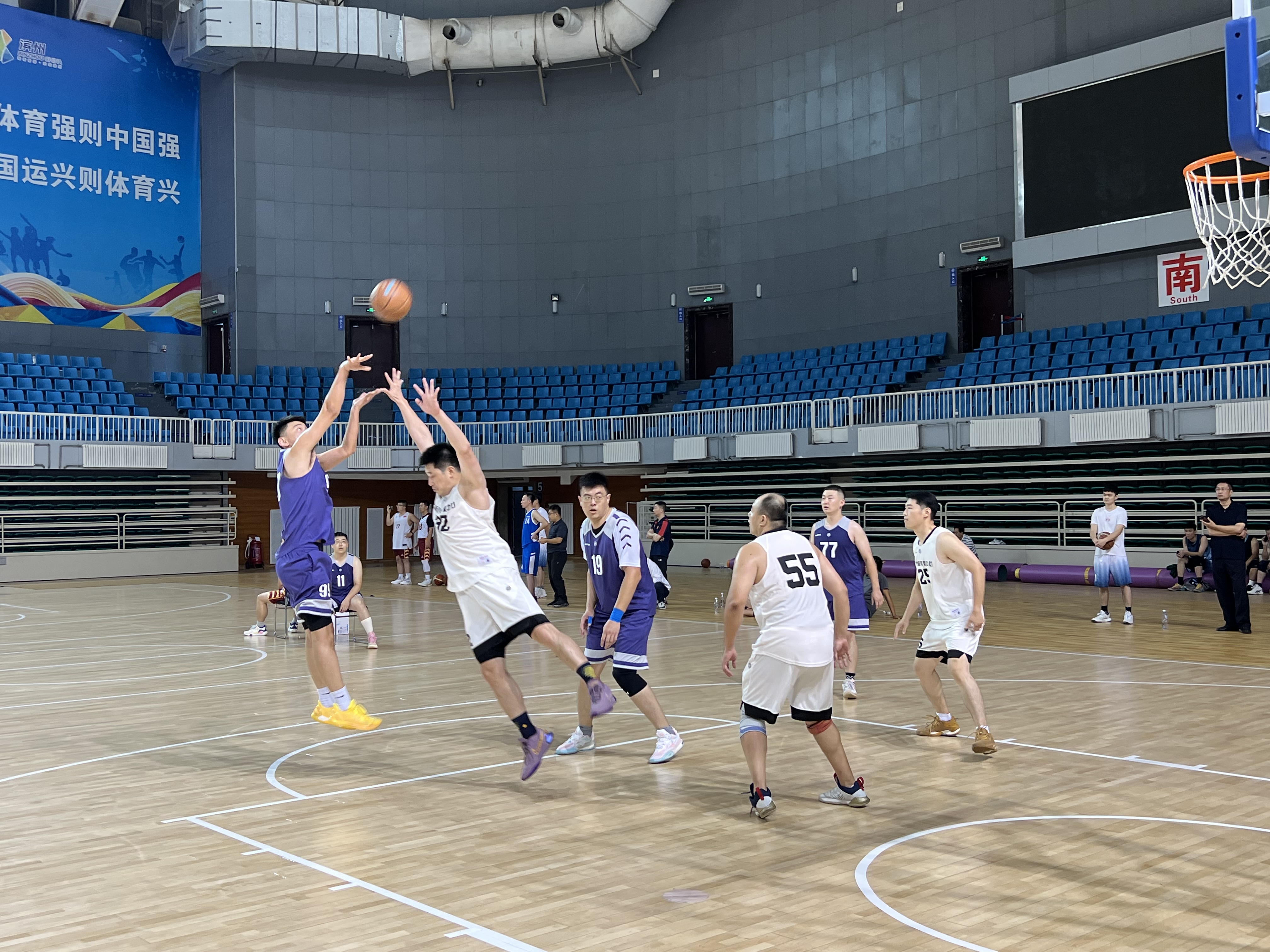 包含篮球联赛赛况紧张激烈,球队实力逐渐增强的词条 包含篮球联赛赛况紧张激烈,球队实力逐渐增强的词条