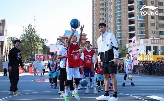 关于青少年篮球营开幕式盛大举行,吸引众多球迷观看的信息 关于青少年篮球营开幕式盛大举行,吸引众多球迷观看的信息