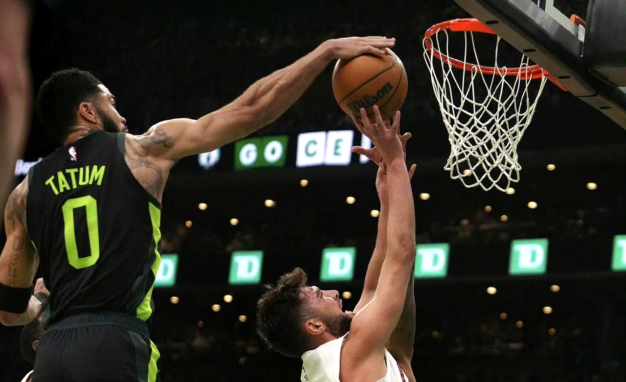 篮板球争夺激烈,球队凭借优势击败对手的简单介绍 篮板球争夺激烈,球队凭借优势击败对手的简单介绍