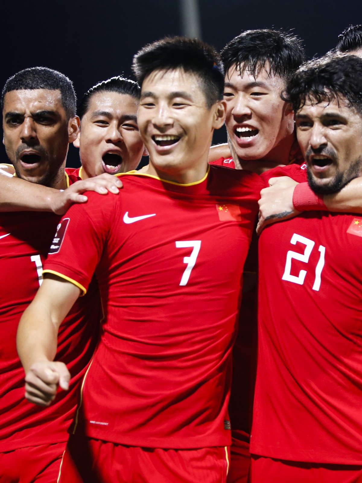 国内足球比赛赛场火爆，球员们全力以赴的简单介绍