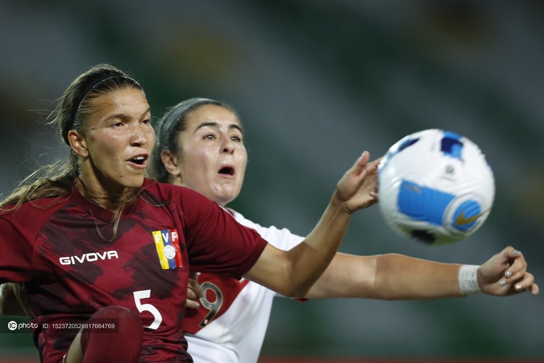 秘鲁女足队加强防守训练 秘鲁女足队加强防守训练