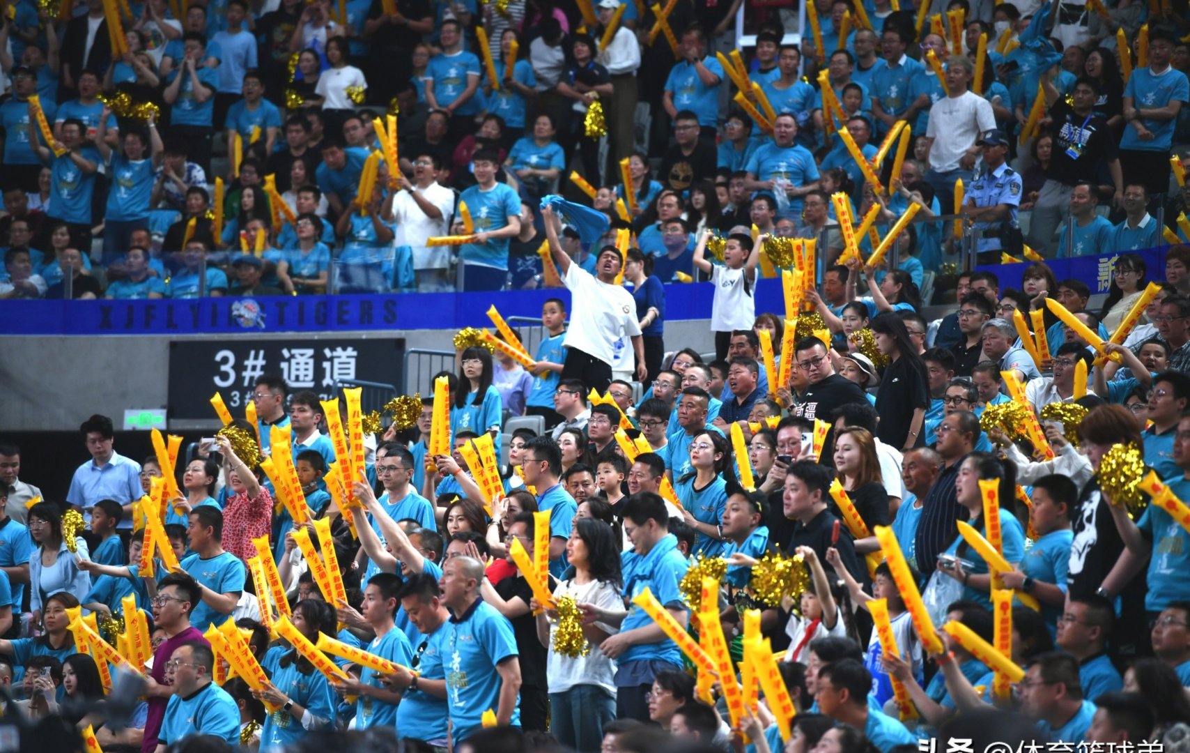 球队实力彰显,篮球比赛高潮迭起,观众情绪高涨的简单介绍 球队实力彰显,篮球比赛高潮迭起,观众情绪高涨的简单介绍