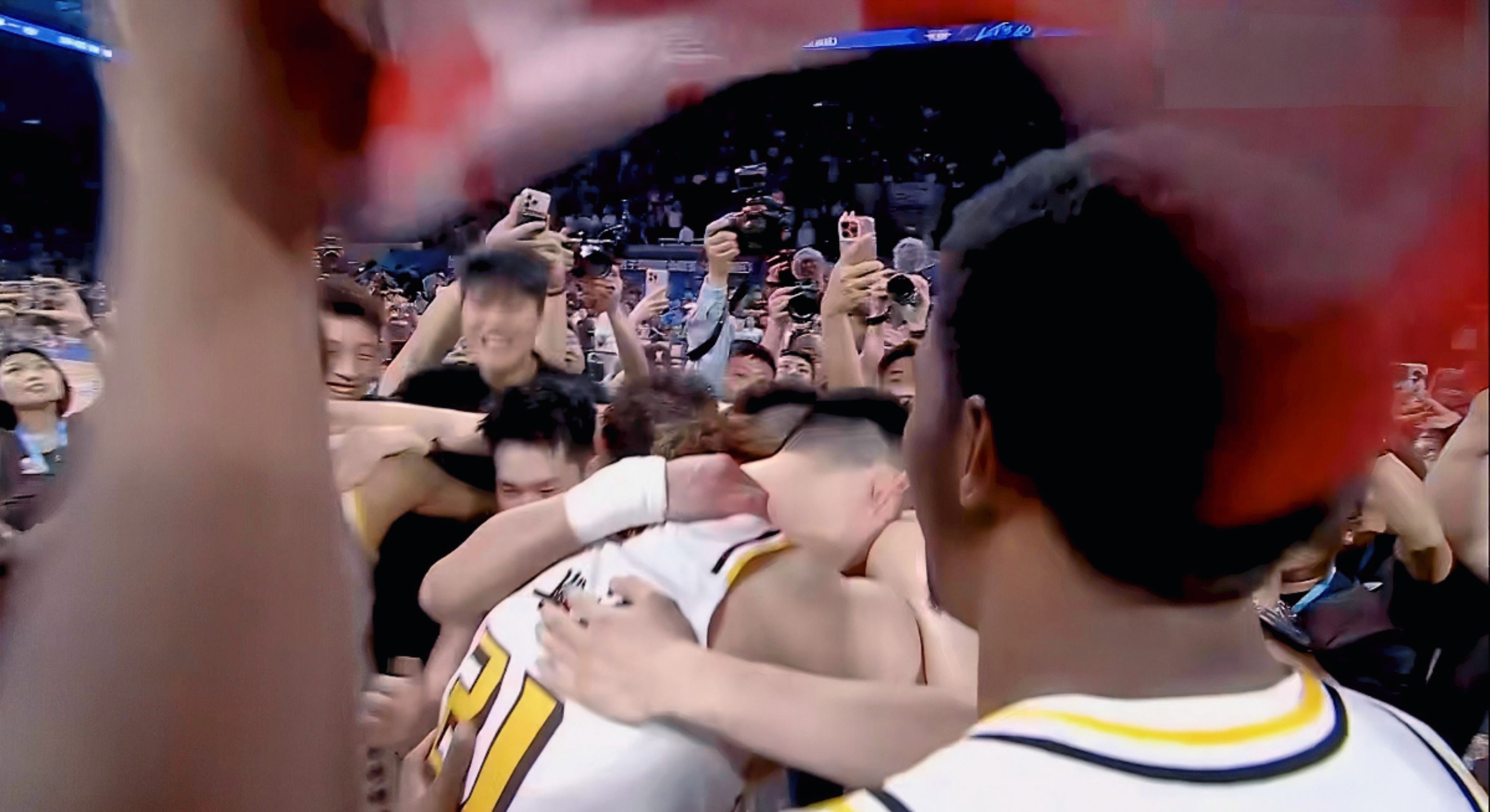 球队实力彰显,篮球比赛高潮迭起,观众情绪高涨的简单介绍 球队实力彰显,篮球比赛高潮迭起,观众情绪高涨的简单介绍