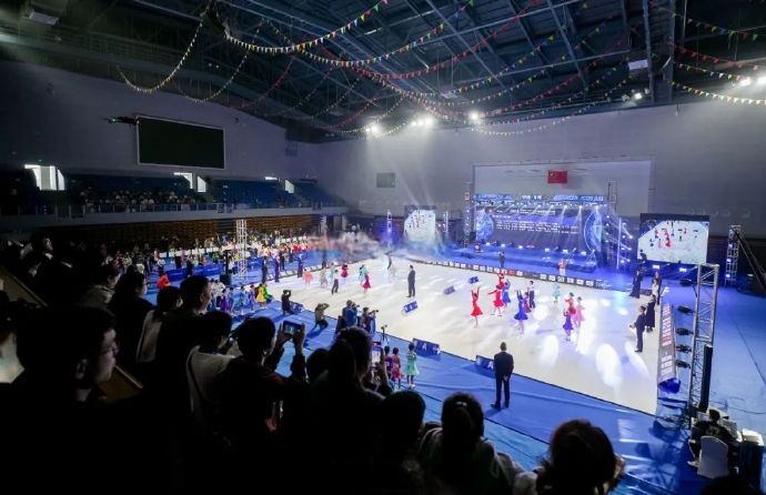 精彩的体育比赛引发观众热情