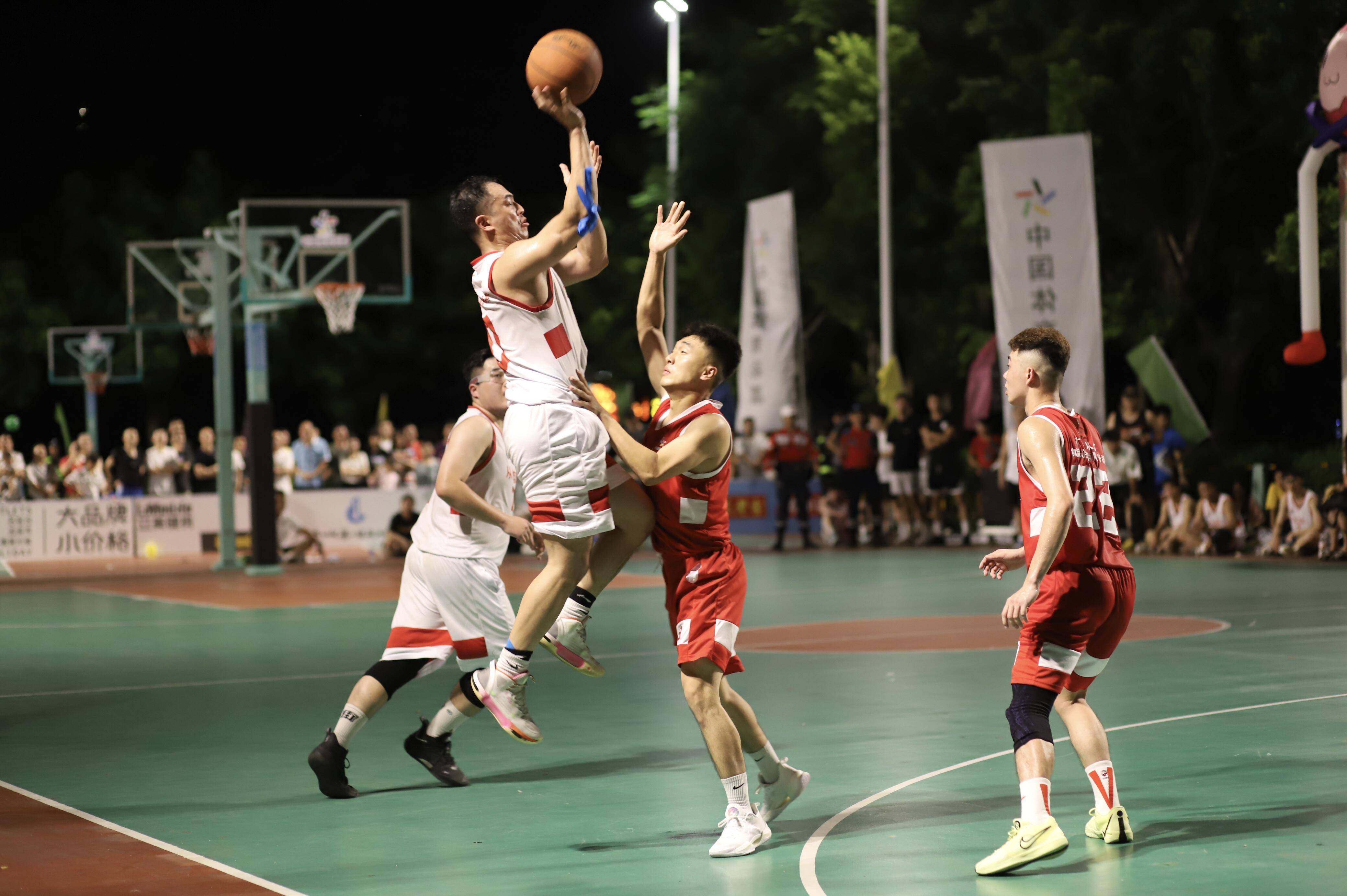 精彩的体育比赛引发观众热情