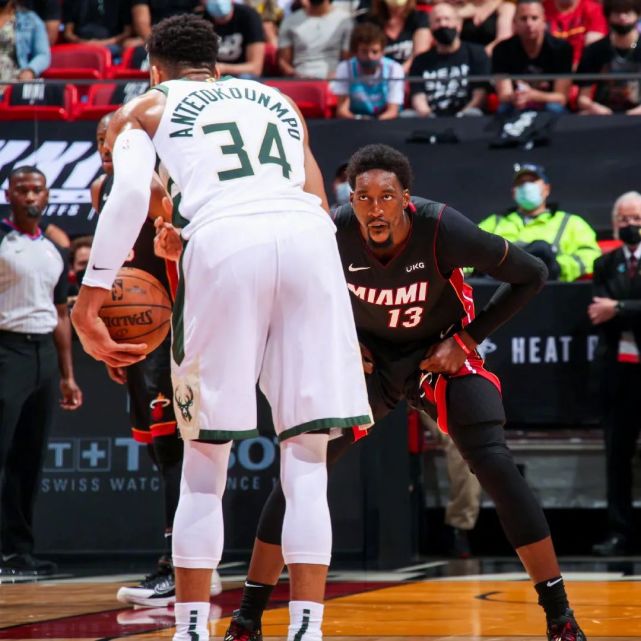 反击连环进攻,球队横扫对手 反击连环进攻,球队横扫对手