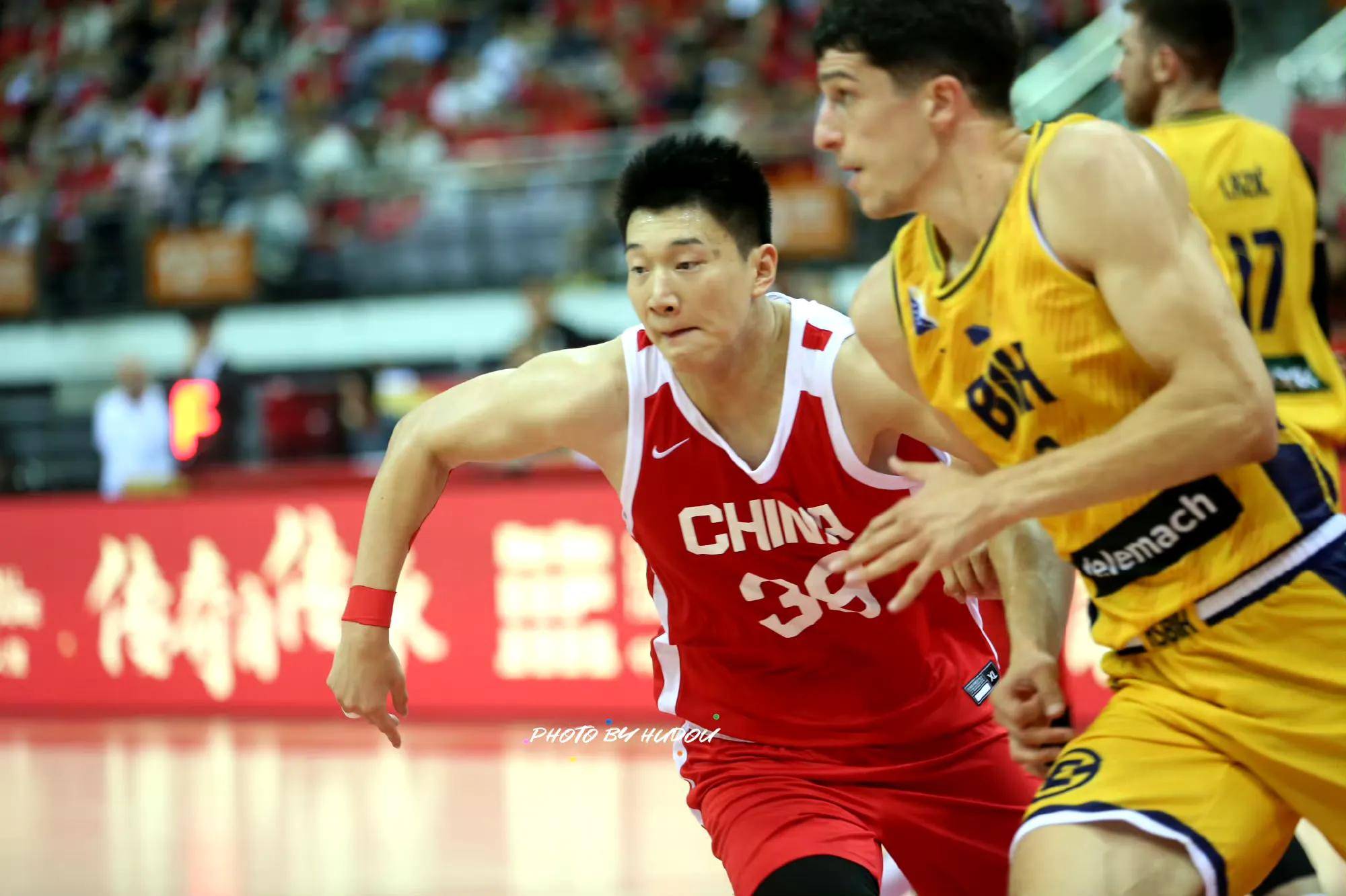 篮球比赛中球队展现顶尖水平，赢得称赞