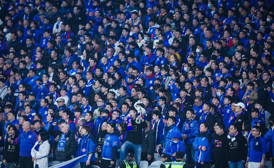 现场球迷热情高涨,赛场氛围热闹非凡的简单介绍 现场球迷热情高涨,赛场氛围热闹非凡的简单介绍