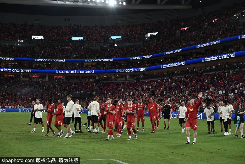 现场球迷热情高涨,赛场氛围热闹非凡的简单介绍 现场球迷热情高涨,赛场氛围热闹非凡的简单介绍