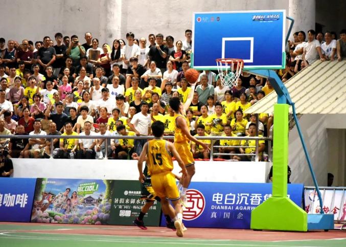 比赛中情绪澎湃，球员展现出极大耐力