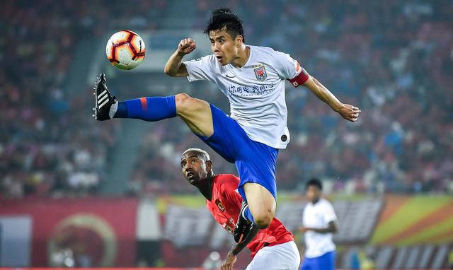 足球名宿重返赛场,引发球迷狂热 足球名宿重返赛场,引发球迷狂热