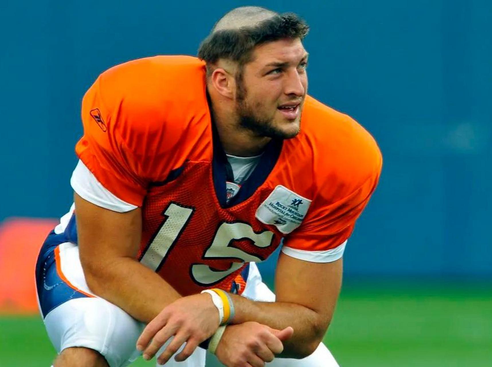 橄榄球明星选手在比赛中展现超凡技艺