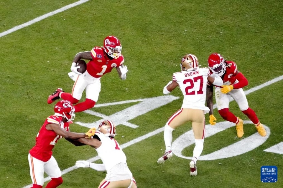 橄榄球明星选手在比赛中展现超凡技艺