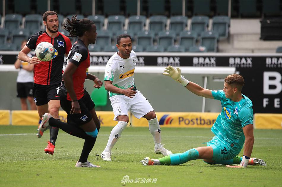 包含沙尔克04客场战平弗赖堡，积分榜上升至中游位置的词条