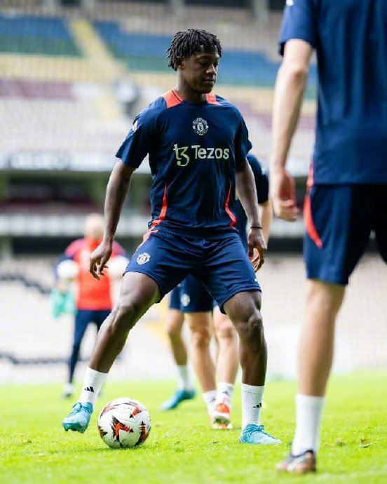 阿斯顿维拉遭遇曼联绝杀，积分领先不保的简单介绍