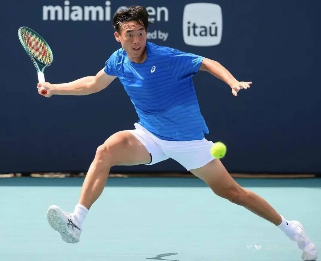 关于英国网球队横扫西班牙网球队，兹维列夫统治全场的信息